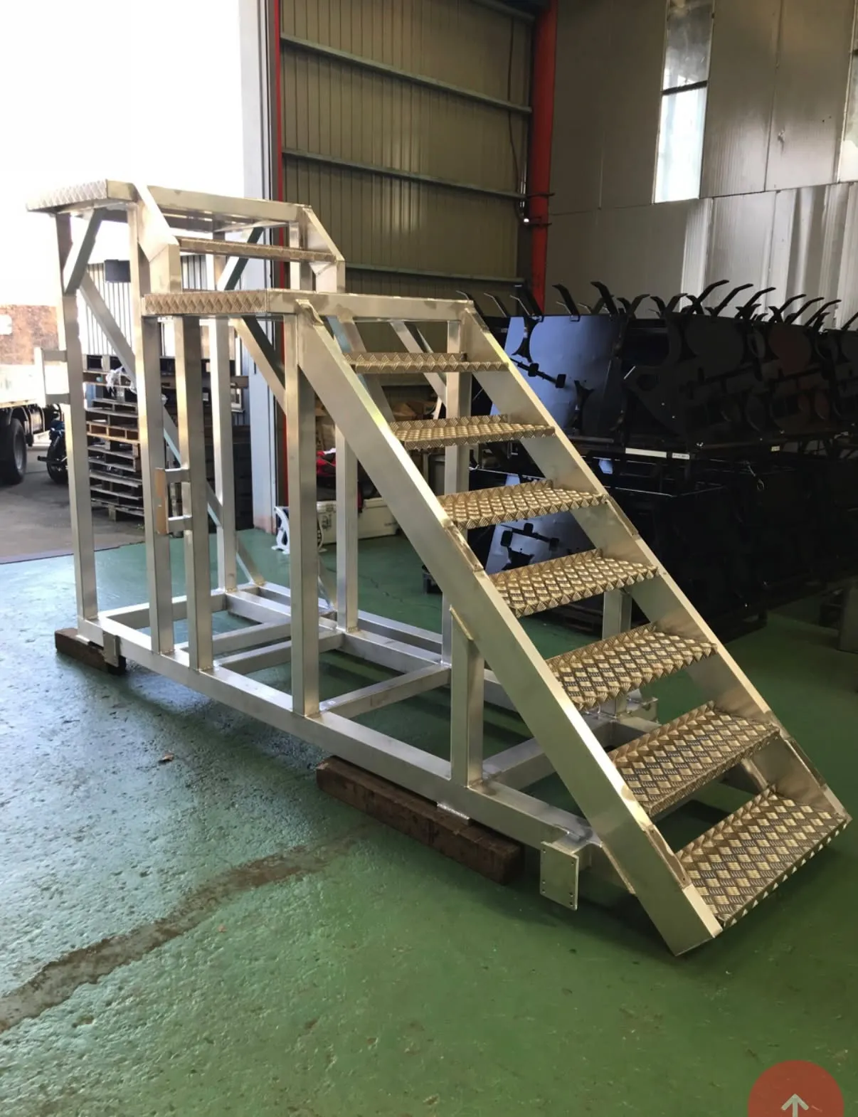 当社では、最新の技術を駆使して、軽量なアルミ製階段も製作して...